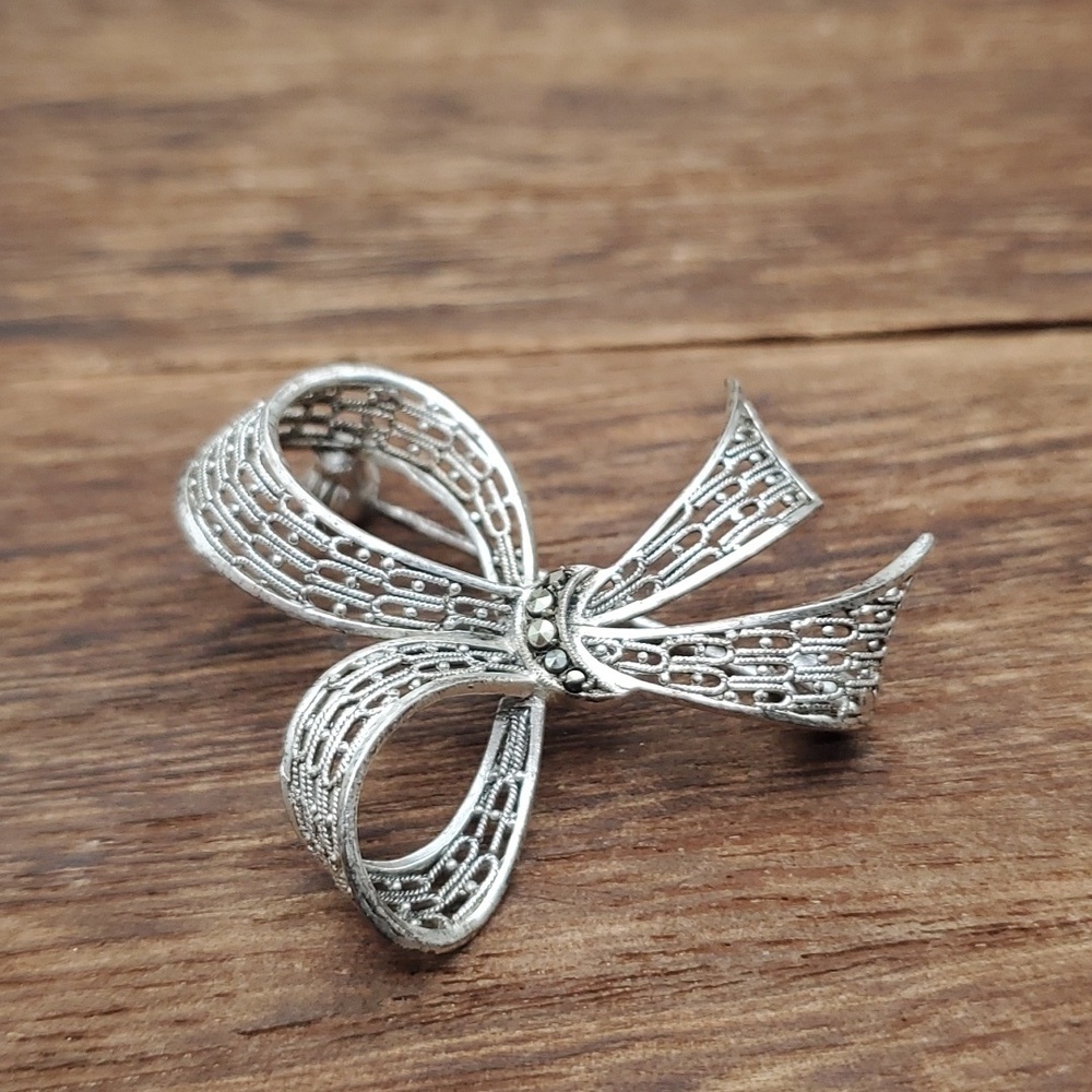2 gram 800 Silver ribbon brooch‎ black diamonds center B575